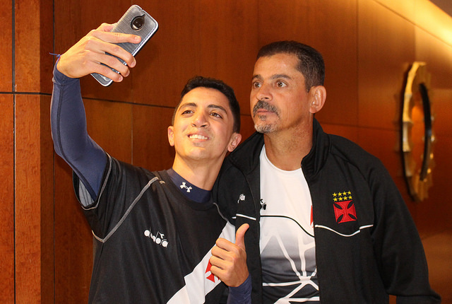 Valdir Bigode tem carisma com a torcida vascaína (Foto: Carlos Gregório Jr/Vasco)