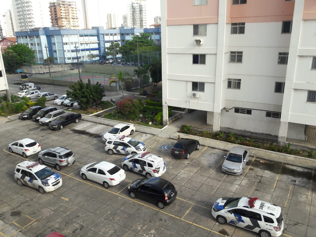 Viaturas dentro do residencial (Foto: WhatsApp)