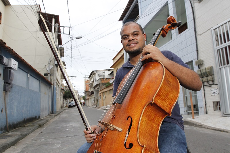 O músico Lucas de Oliveira teve seu primeiro contato com o violoncelo aos 14 anos, em um projeto social (Foto: Rodrigo Gavini/ AT)