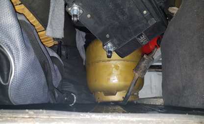 Os trabalhadores eram transportados junto a cargas de material inflamável e malas. (Foto: PRF-ES)