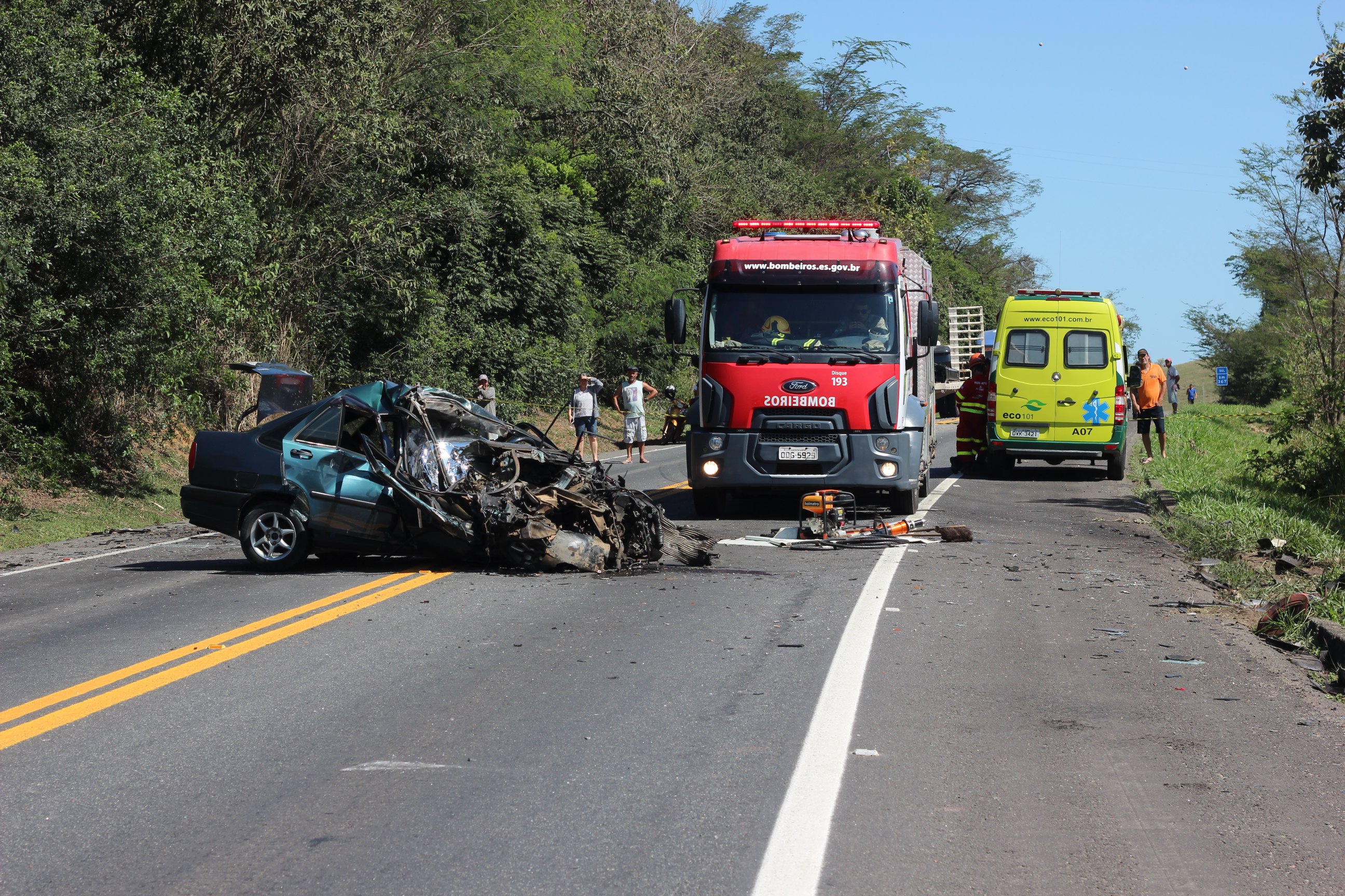 Tempra ficou destruído ao bater de frente com carreta. (Foto: Roberta Bourguignon)