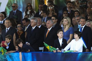 O presidente Michel Temer ao lado da primeira-dama Marcela Temer e do filho Michelzinho e outras autoridades, acompanha o desfile cívico-militar na Esplanada dos Ministérios, em Brasília (Foto: Fabio Rodrigues Pozzebom)