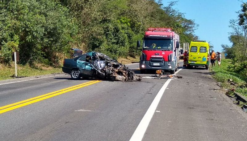 Acidente interditou as duas pistas da Rodovia BR-101 (Foto: Roberta Bourguignon / AT)