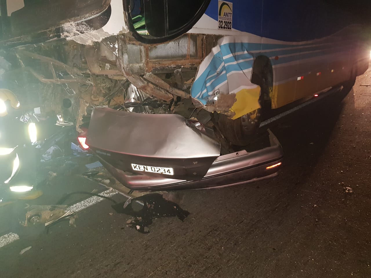 Fiat Marea foi parar embaixo do ônibus fretado por igreja. (Foto: Internauta)