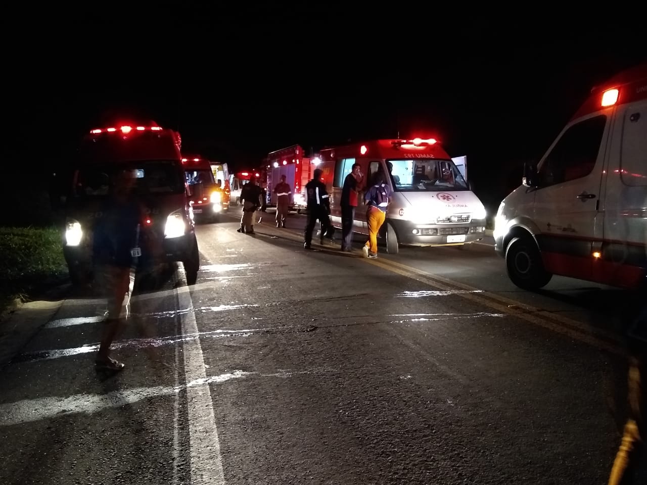 Ambulâncias atendem feridos em acidente entre carro de passeio e ônibus fretado por igreja. (Foto: Roberta Bourguignon)
