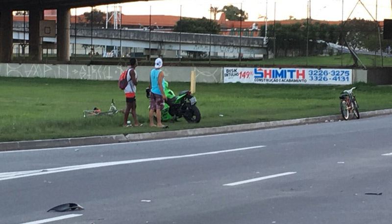 Uma das motos envolvidas no acidente foi levada para o canteiro da avenida (Foto: Divulgação / WhatsApp)