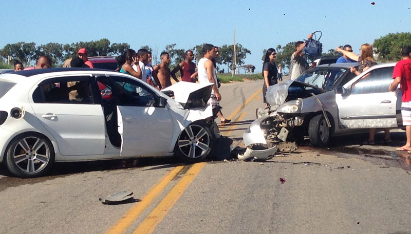 Os veículos bateram de frente na Rodovia do Sol (Foto: Divulgação / WhatsApp)