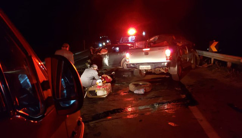 A rodovia chegou a ter o trânsito interditado por duas horas (Foto: Divulgação / Corpo de Bombeiros)