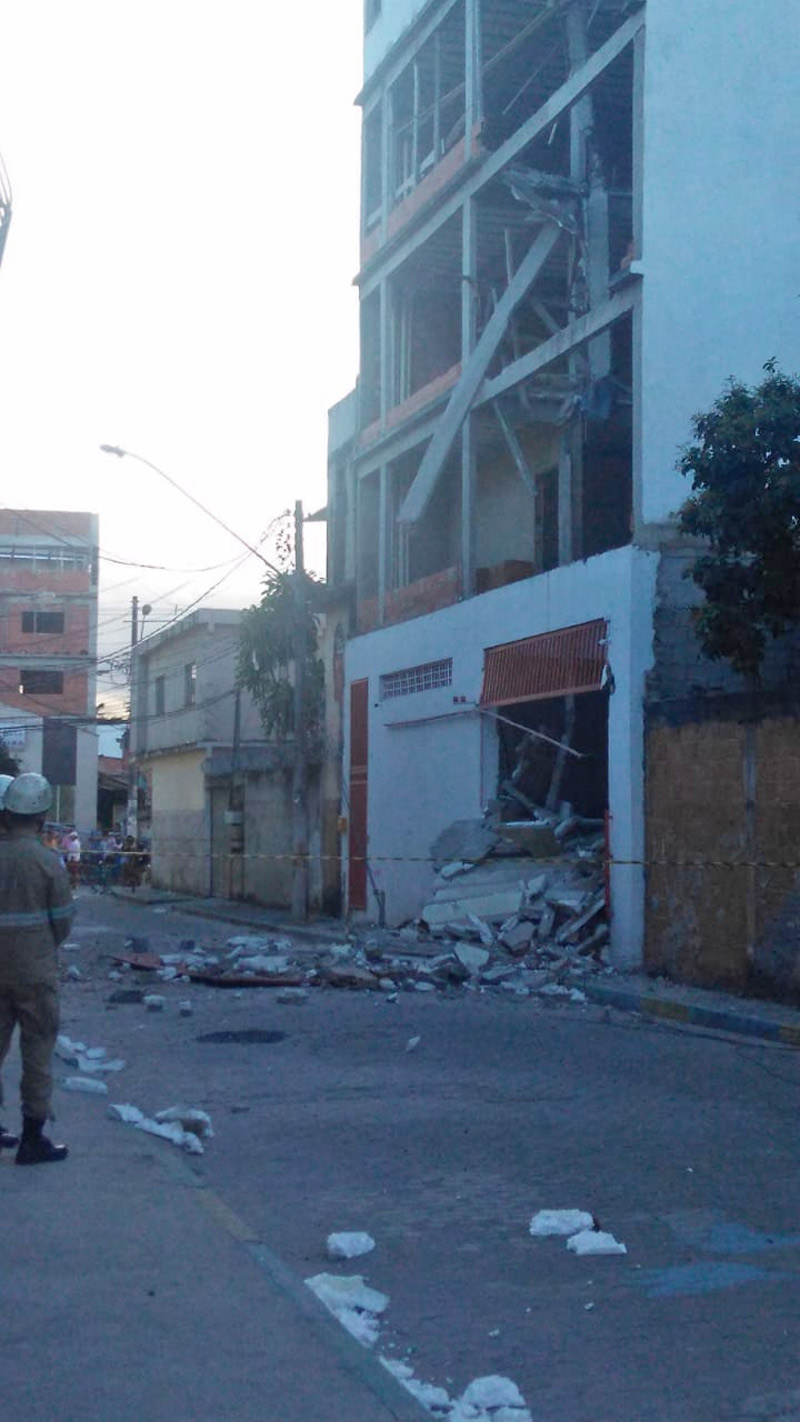 Estrutura do prédio pode estar comprometida, segundo o Corpo de Bombeiros (Foto: Kananda Natiely / AT)