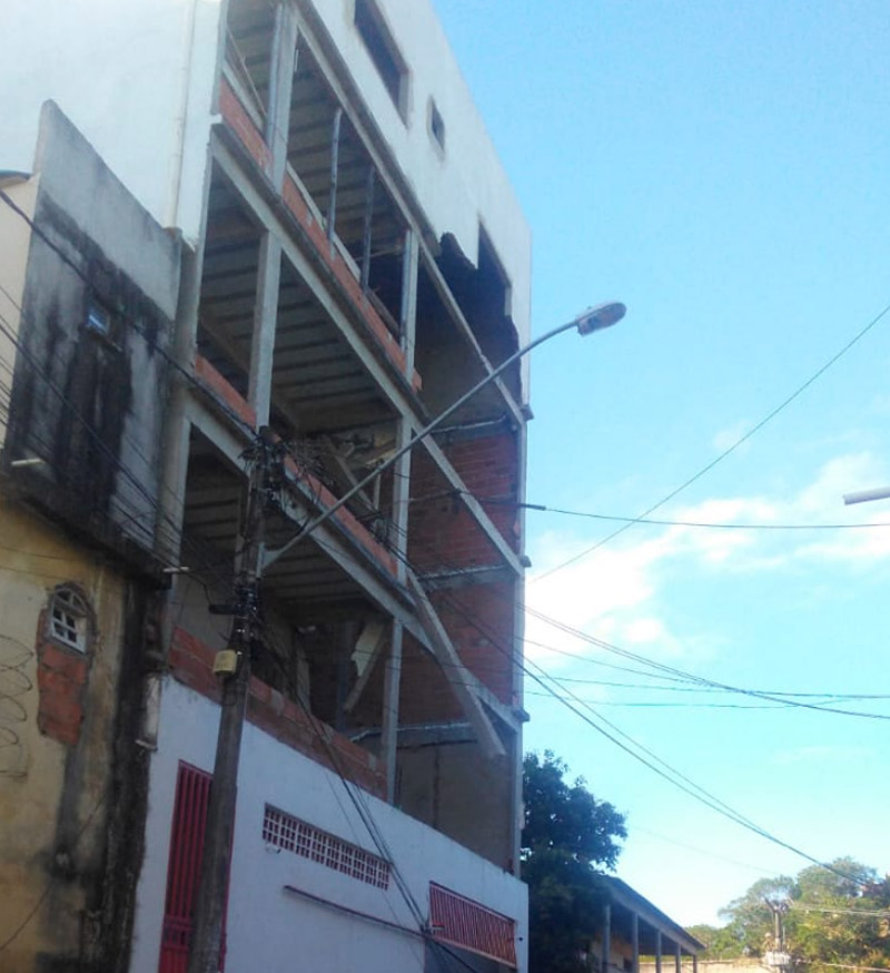 Parte da estrutura de laje do prédio desabou na tarde deste domingo (Foto: Kananda Natiely / AT)