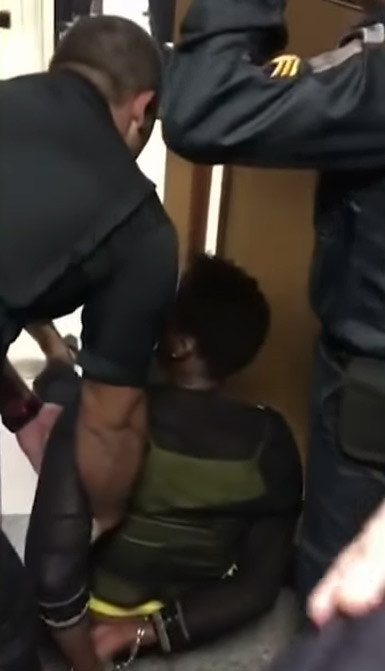Valéria dos Santos foi algemada em pela sala de audiências (Foto: Reprodução / SBT)