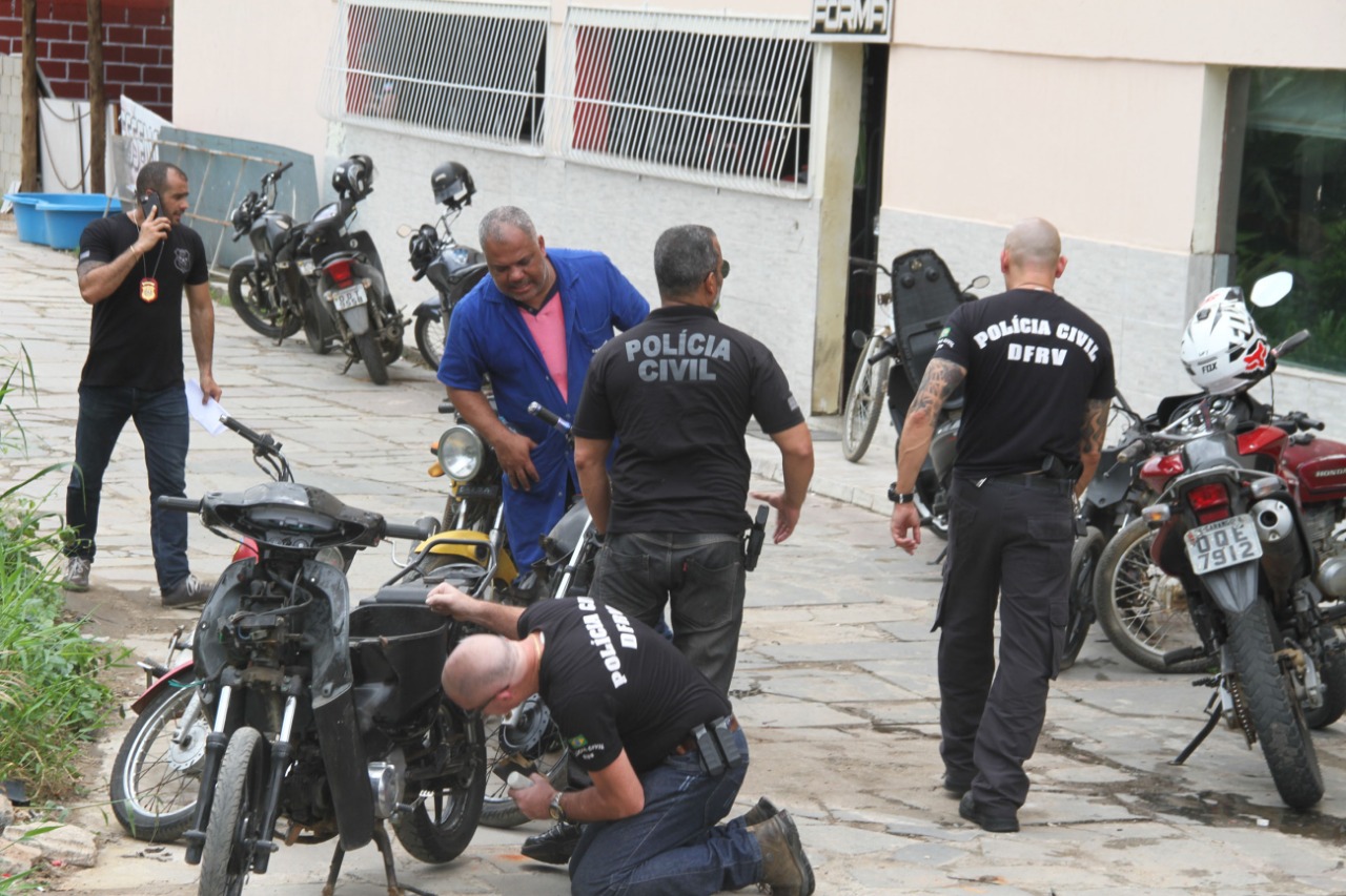 70 veículos foram apreendidos na ação policial (Foto: Beto Barbosa)