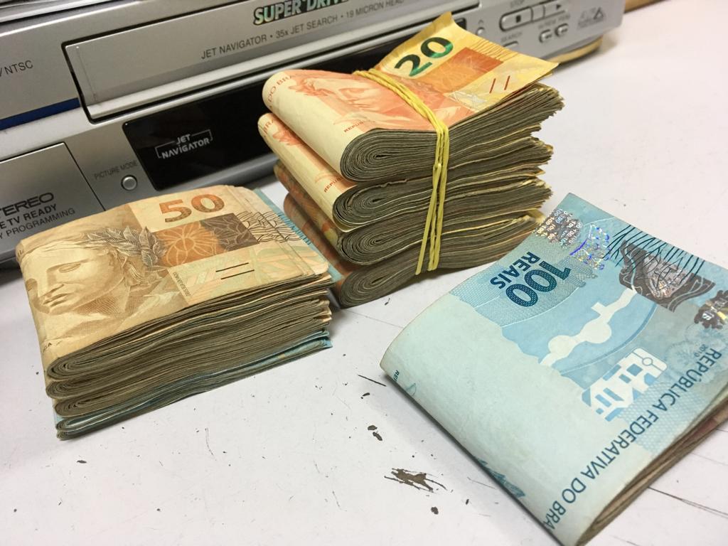Com o jovem, a guarda encontrou grande quantia em dinheiro (Foto: Divulgação / PF)