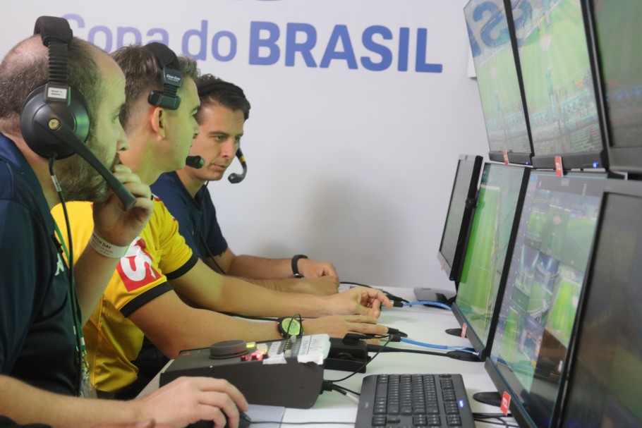 Equipe de vídeo analisam Palmeiras e Cruzeiro pela Copa do Brasil (Foto: Marcos Paulo Rebelo / CBF)
