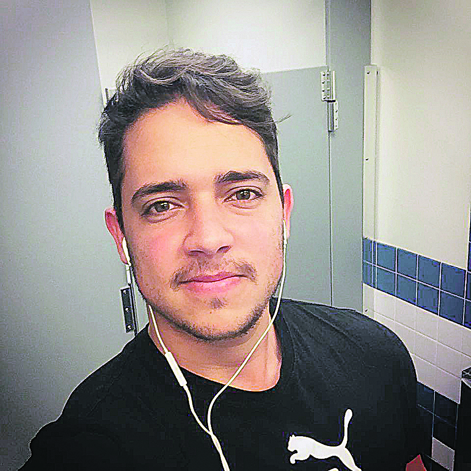 Arthur Gava Medici surfava quando foi atacado por um tubarão. (Foto: Acervo da família)