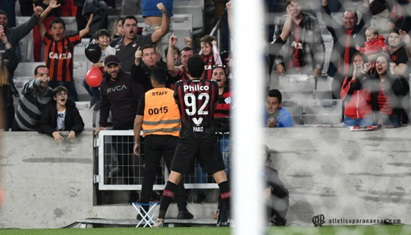 Pablo comemora um dos gols do Atlético em casa (Foto: Miguel Locatelli/Site Oficial)