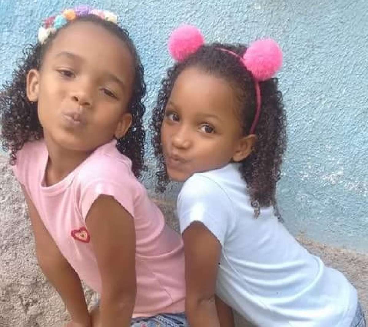 Ana Clara, de 7 anos, e a irmã Ana Carolina, de 5. (Foto: Reprodução Facebook)