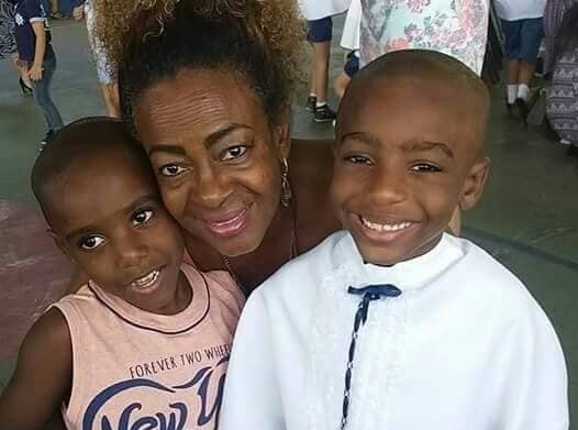 Miriam Moura, de 60 anos, com os netos de 4 e 7 anos. (Foto: Reprodução Facebook)
