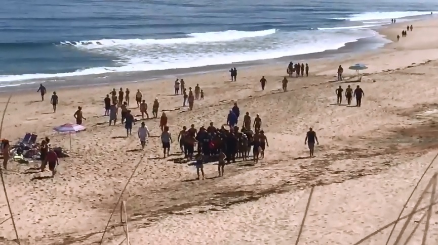 Momento em que banhistas socorrem Arthur (Foto: WCVB)