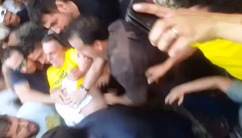 Bolsonaro é carregado após ser golpeado. (Foto: Reprodução)