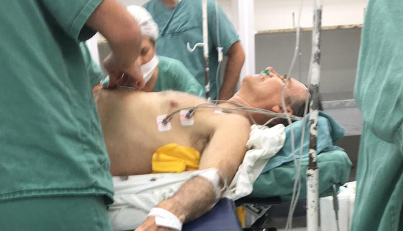 Bolsonaro é atendido por equipe em Minas Gerais (Foto: Divulgação)