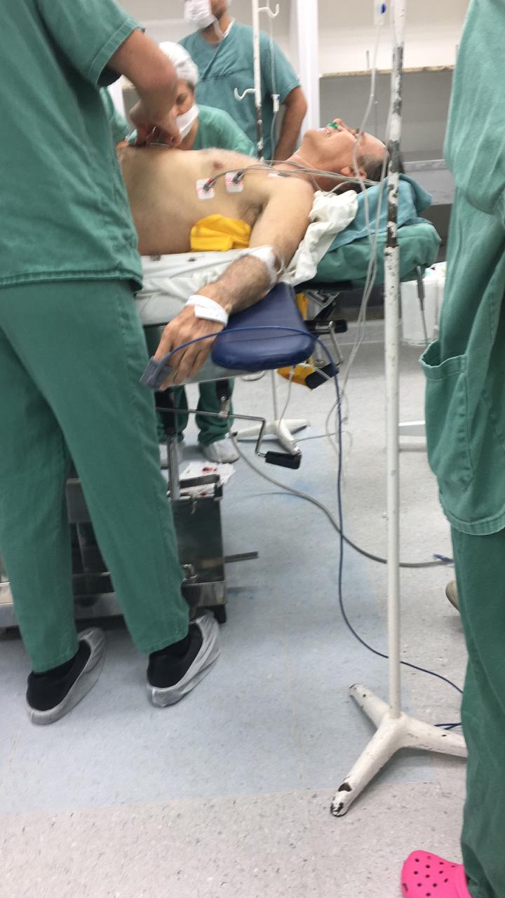 Bolsonaro é atendido pela equipe médica, em Minas Gerais (Foto: Divulgação)
