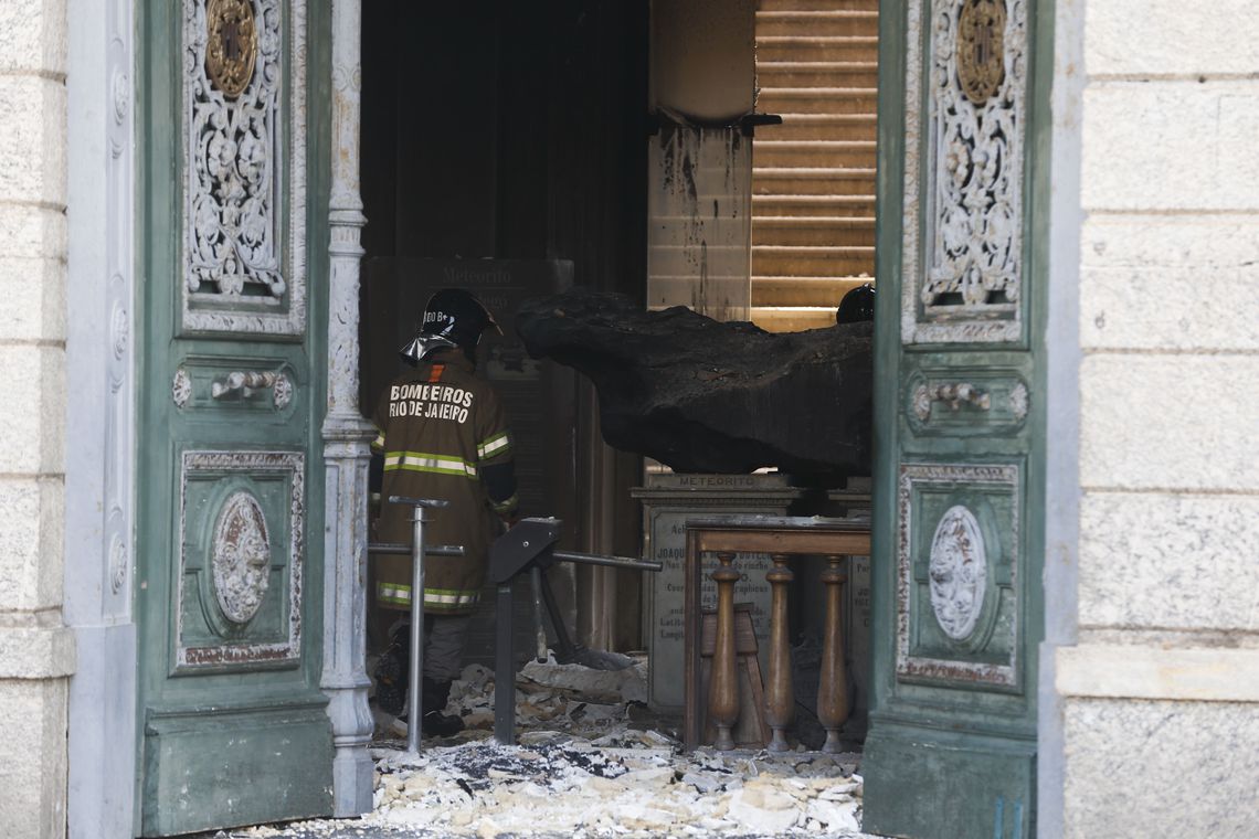 Apenas bombeiros e funcionários do museu podem ingressar dentro do prédio (Foto: Tomaz Silva/Agência Brasil )