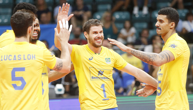 Bruninho comemora ponto com companheiros de seleção (Foto: Divulgação/FIVB)