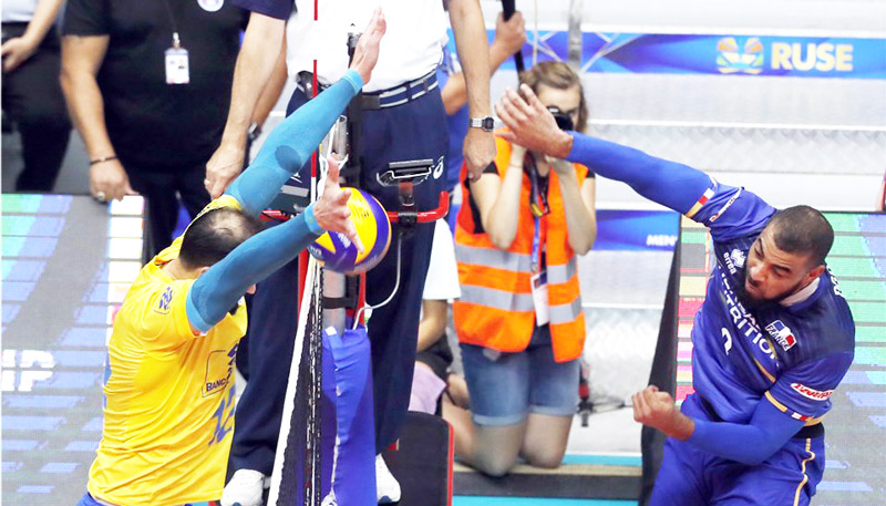 O ponteiro Lipe bloqueia o ataque do craque francês Ngapeth (Foto: FIVB)