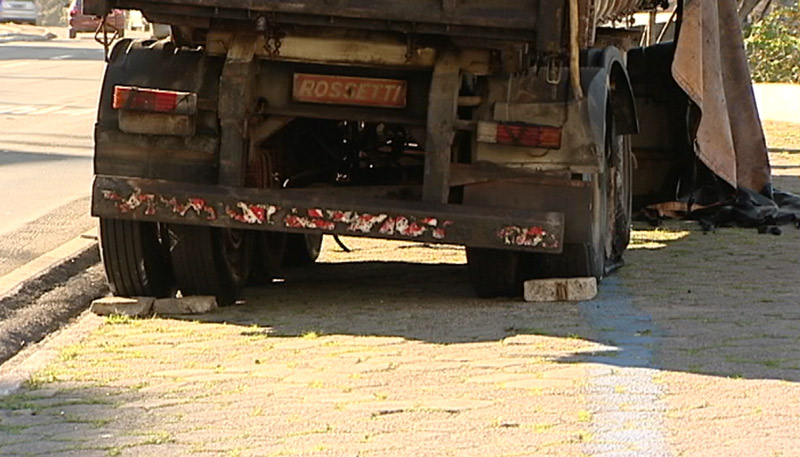 Caminhão ficou estacionado na manhã desta quinta-feira (Foto: Reprodução / TV Tribuna)