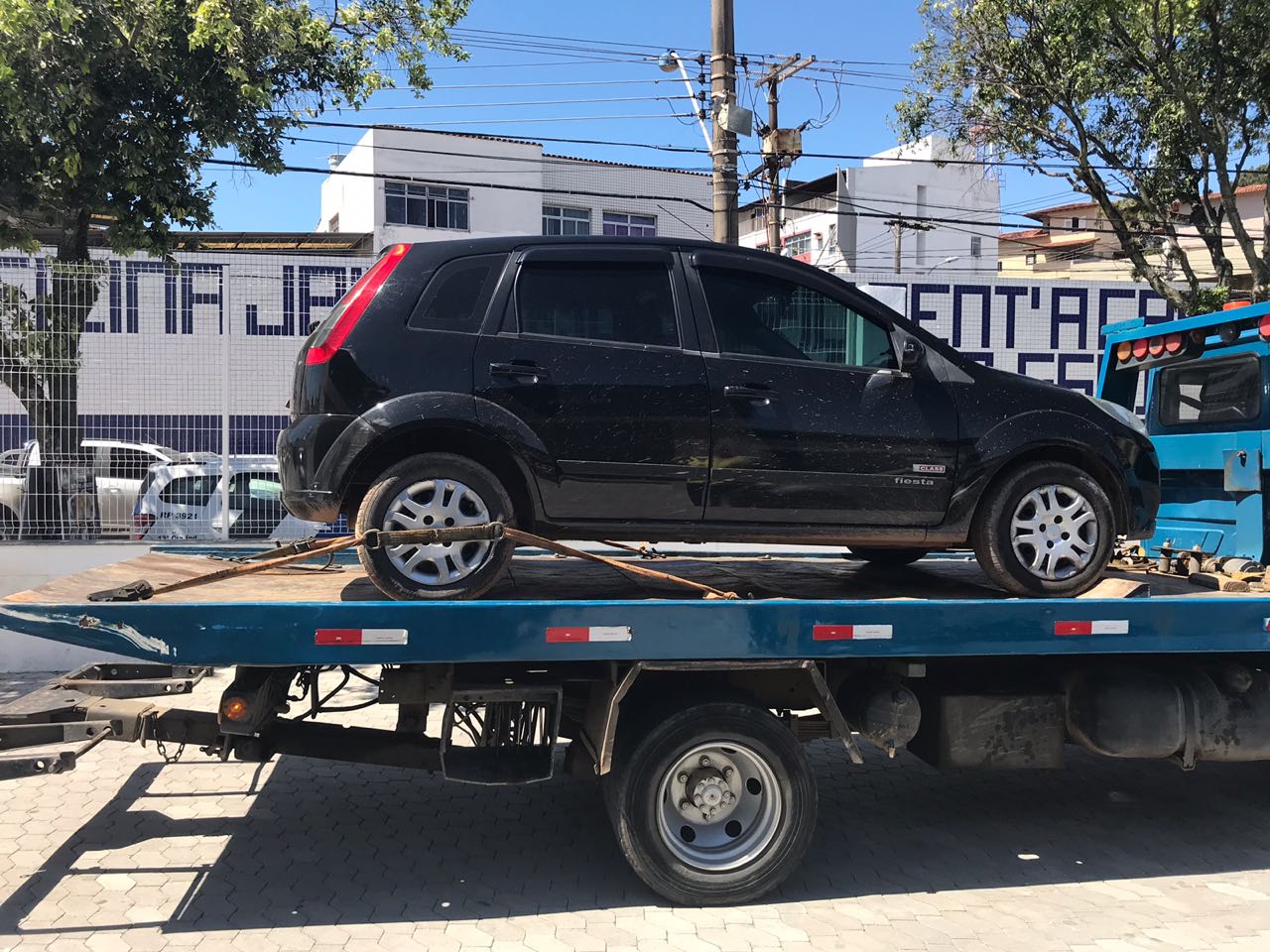 Carro roubado foi abandonado (Foto: Kananda Natielly)