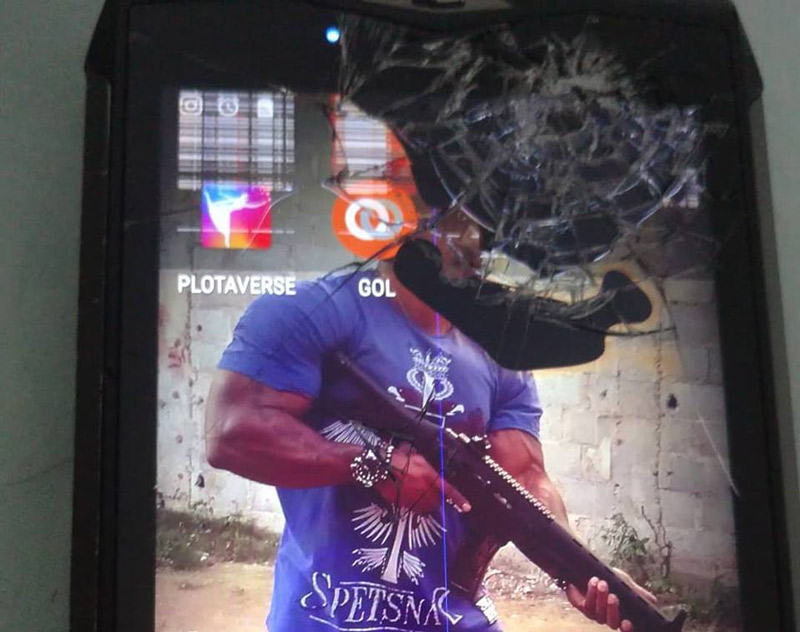Celular ficou destruído com o tiro (Foto: Reprodução / Facebook)