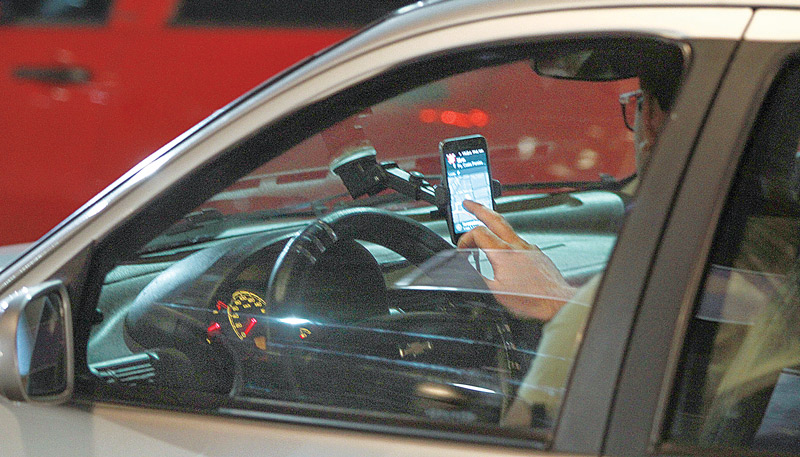 Em outro ponto da Grande Vitória, motorista é flagrado utilizando o celular enquanto dirige (Foto: Dayana Souza/AT)