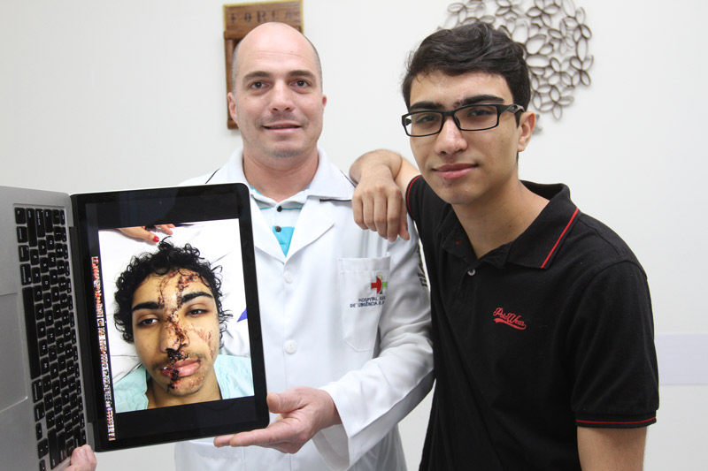 Médico Douglas Musso mostra a cirurgia que foi feita em Gabriel (Foto: Beto Morais / AT)