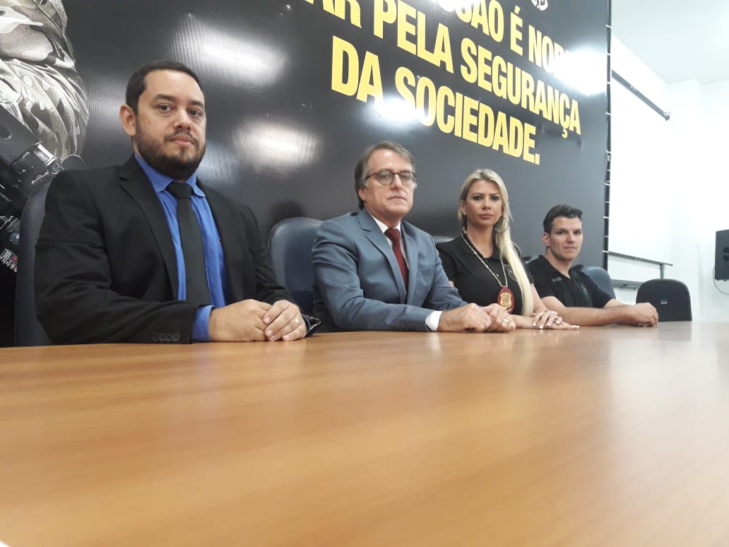 Na foto, o chefe da Divisão de Homicídios e Proteção a Pessoa (DHPP), delegado Eduardo Passamani (blazer preto); o Superintendente de Inteligência e Ações Estratégicas (SIAE), delegado João Calmon (blazer cinza); a chefe da Divisão Especializada de Atendimento à Mulher (DEAM), delegada Claudia Dematté e o chefe do Departamento Especializado de Investigações Criminais (Deic), o delegado Romualdo Gianordolli (blusa polo preta) (Foto: Esthefany Mesquita )