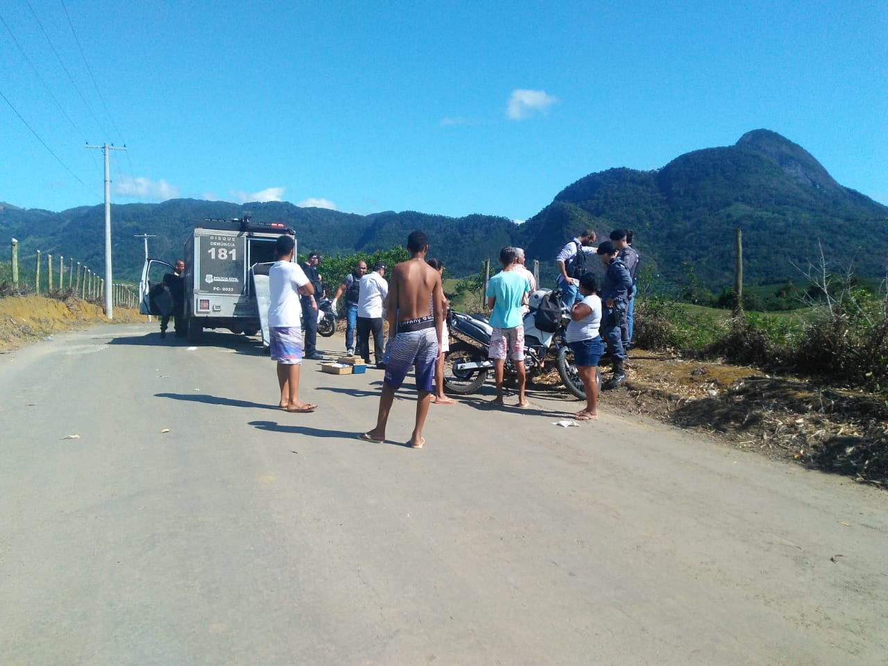 O corpo foi encontrado em uma estrada na região de Roda D'água, em Caricica. (Foto: Tais de Hollanda)