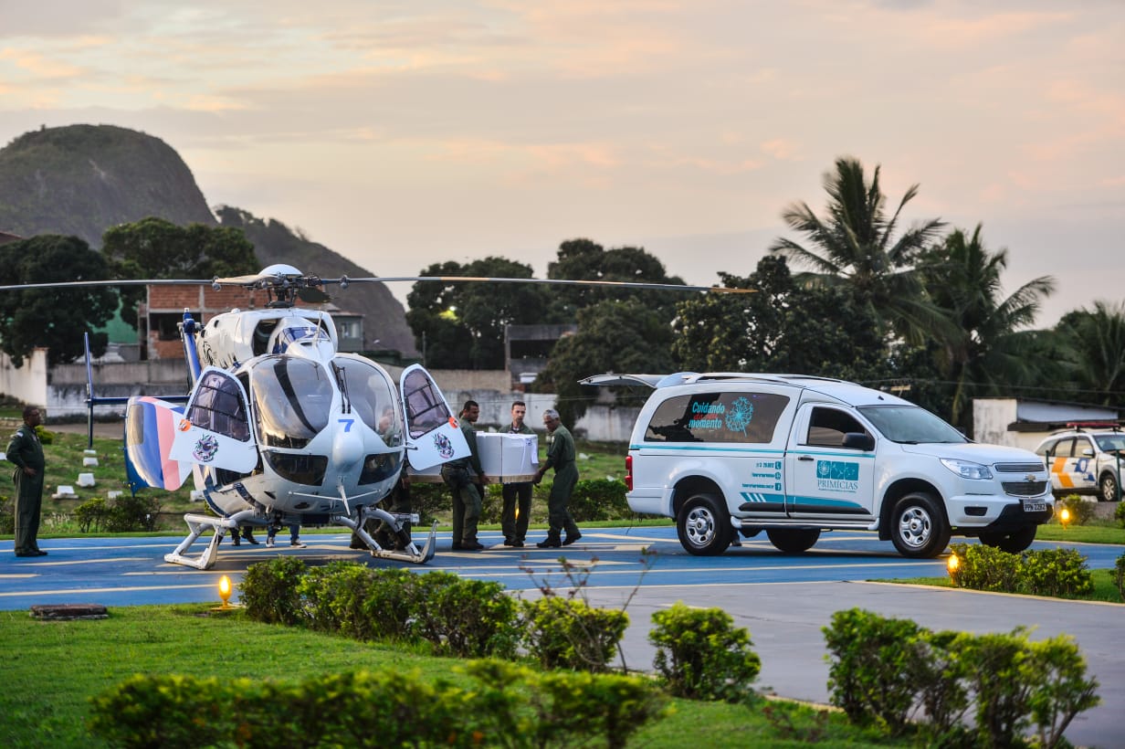 Corpo de capixaba foi transportado por helicóptero da PM (Foto: Pedro Dutra/ Secom)
