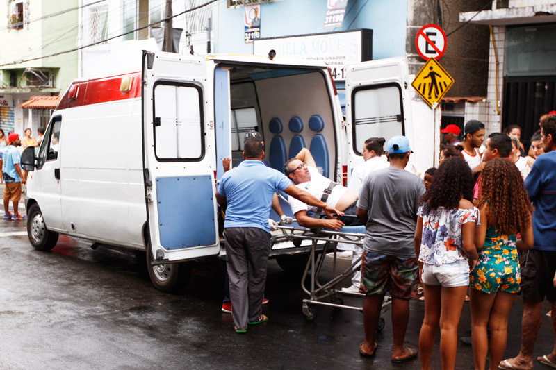 Morador recebe atendimento médico após ser atingido (Foto: Rodrigo Gavini / AT)