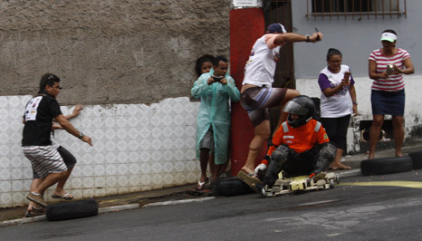 Morador é atingido durante uma das corridas (Foto: Rodrigo Gavini / AT)