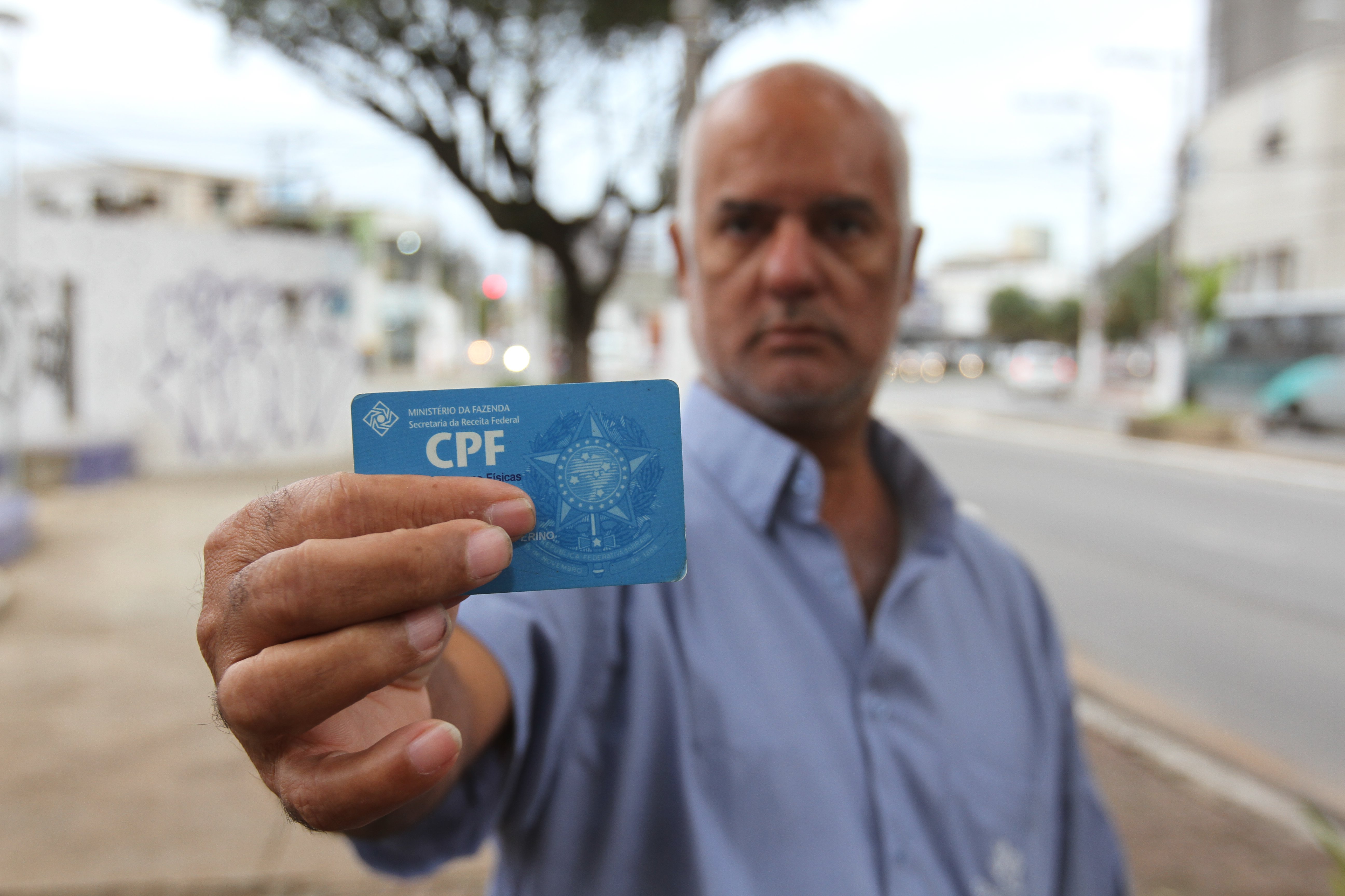 A chegada de diversas contas que não havia feito levou Valtair Fagundes, de 53 anos, a desconfiar que alguém estivesse utilizando seu CPF. (Foto: Beto Morais/AT)
