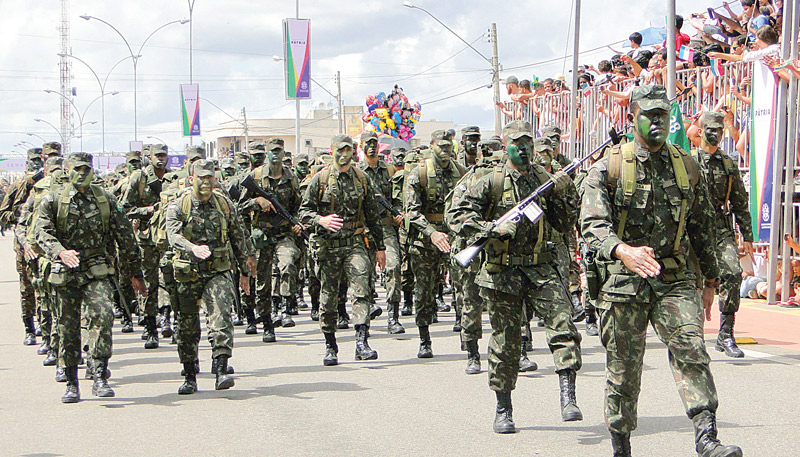 Desfile militar em Linhares, em 2017. Evento passou a ser itinerante desde 2015, por decisão do governo do Estado. Neste ano, será em Guarapari (Foto: Wilton Junior /AT)