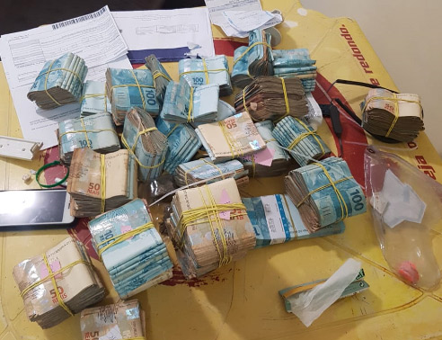 Com o grupo, a polícia apreendeu grande quantia em dinheiro (Foto: Divulgação / PF)