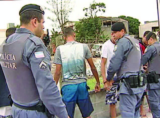 Policiais fizeram a prisão dos quatro jovens que participaram do crime, após receberem informações da vítima. (Foto: Reprodução/TV Tribuna)