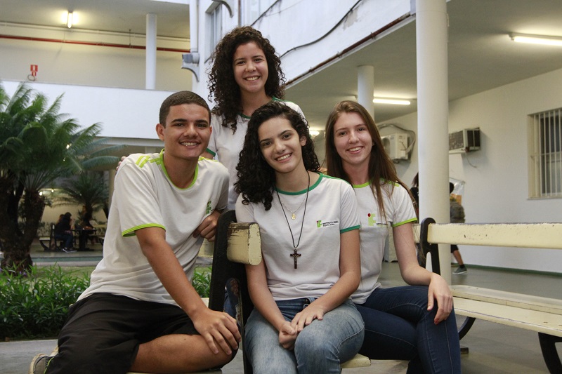 Luiza com os amigos Isaque Vieira, Ketllen Ott e Lívia dos Santos. “É um ato de coragem em uma época em que o foco são as coisas materiais”, disse Isaque (Foto: Rodrigo Gavini/ AT)