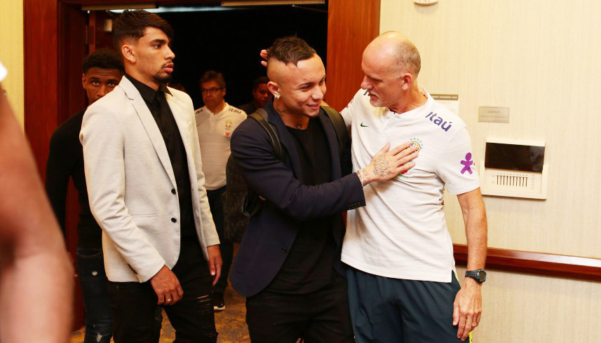 Paquetá e Everton são recepcionados por Tafarel na chegada do hotel em Nova Iorque (Foto: Lucas Figueiredo/CBF)
