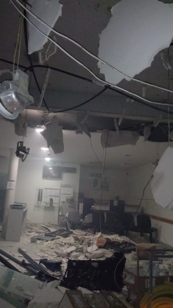 Populares registraram destruição após explosão em agência em Santa Maria de Jetibá (Foto: Internauta)