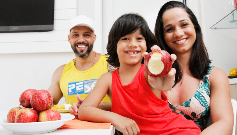 Fábio Massarioli e Jéssica Soneguetti com o filho Bernardo, de cinco anos, que gosta de comer frutas e rejeita refrigerantes e frituras (Foto: Rodrigo Gavini/AT)