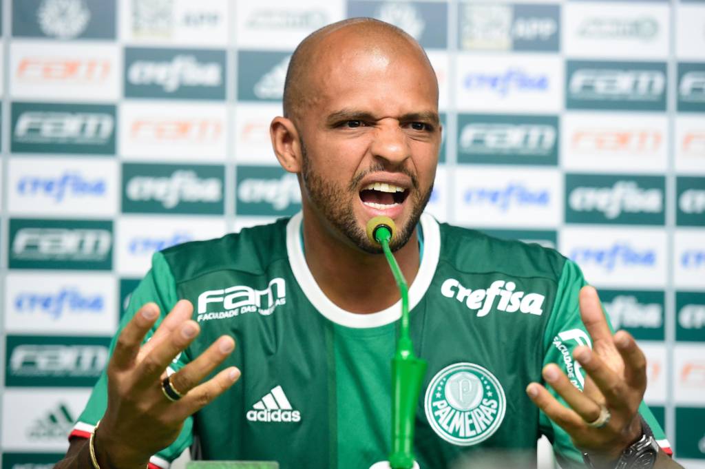 Ao sair de campo, após a derrota do Palmeiras por 2 a 0 para o Santos, o volante fez gestos apontando os órgãos genitais (Foto: Cesar Greco/Ag. Palmeiras)
