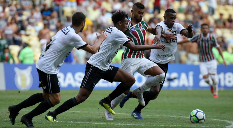 Jogo foi disputado e o Botafogo ainda perdeu um pênalti (Foto: Lucas Merçon / Fluminense FC)