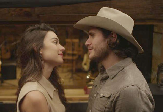 Gabriel Sater vive cantor sertanejo que volta para o interior em busca de inspiração e encontra seu   amor, interpretado por Thaila Ayala, no filme que homenageia Chitãozinho e Xororó (Foto: Divulgação)